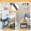 Kind en volwassene gebruiken het bamboe toiletkrukje bij de wc. Inzet toont hoogteverstelling. Tekst: Geschikt voor alle leeftijden.