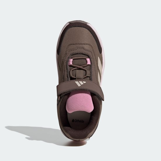 Bovenkant van een bruine kinderschoen met roze en beige details en een klittenbandsluiting.