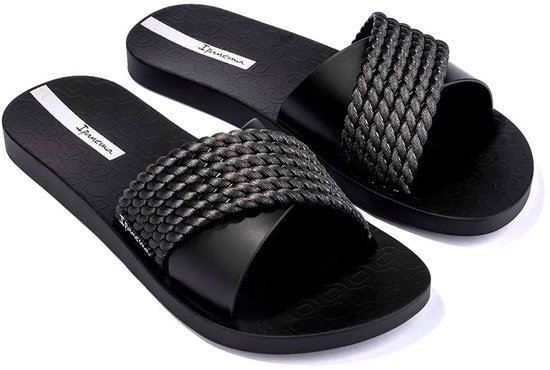 Paar zwarte Ipanema slippers met gestructureerde, gevlochten band.