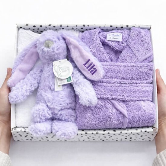 Kraamcadeau Meisje – Lila Cadeaubox met Badjasje en Knuffel