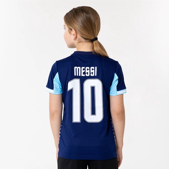 Meisje met de rug naar de camera, draagt een donkerblauw voetbalshirt met 'MESSI 10' in witte letters op de rug.