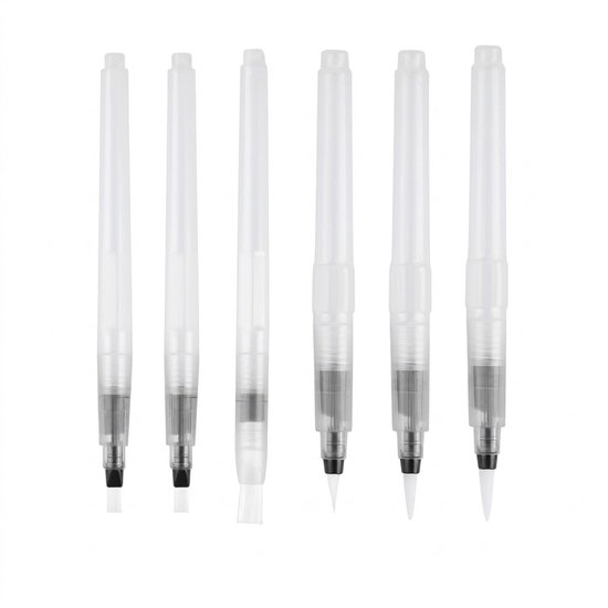 Ensemble de six pinceaux à eau transparents avec différentes formes de pointes sur fond blanc.