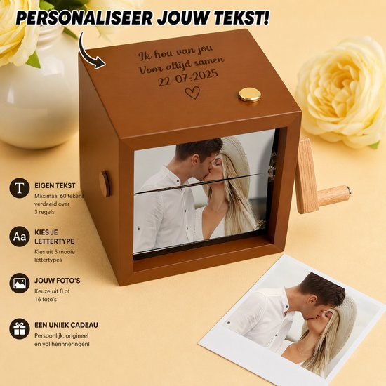 Bruin houten fotoflipbook met handvat en een foto van een stel, met tekst "Ik hou van jou Voor altijd samen 22-07-2025".