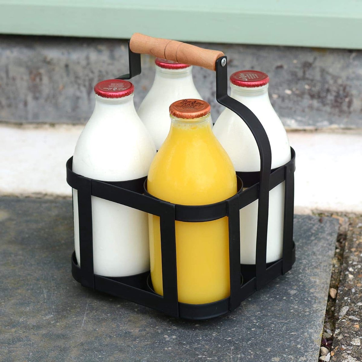 Dailygoods- Melkflessenhouder vintage design - Stalen houder - Voor 4 melkflessen - Afmetingen 23,5 x 17,3 x 17,7 cm - Drempeldrager - Stevig met beuken handvat