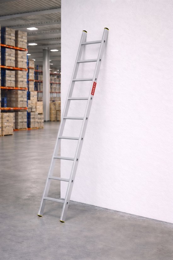Aluminium rechte ladder met 9 treden, leunend tegen een witte muur in een magazijn.
