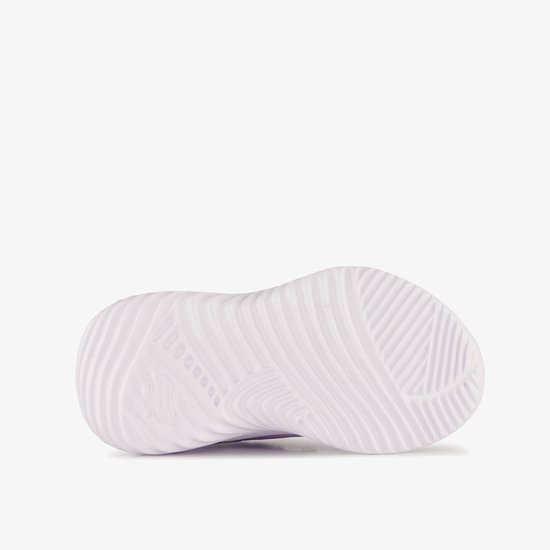 Onderkant paarse Skechers Bounder sneaker: witte zool met golvend profiel.