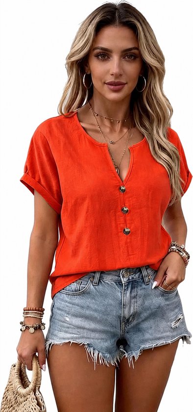 Model met blonde haren draagt een oranje top met knopen, V-hals en korte mouwen.