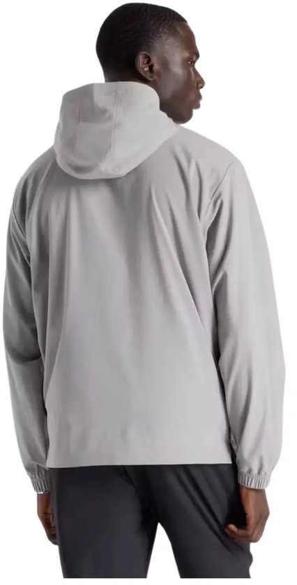 Man met grijze New Balance sportjas met capuchon, van achteren gezien.