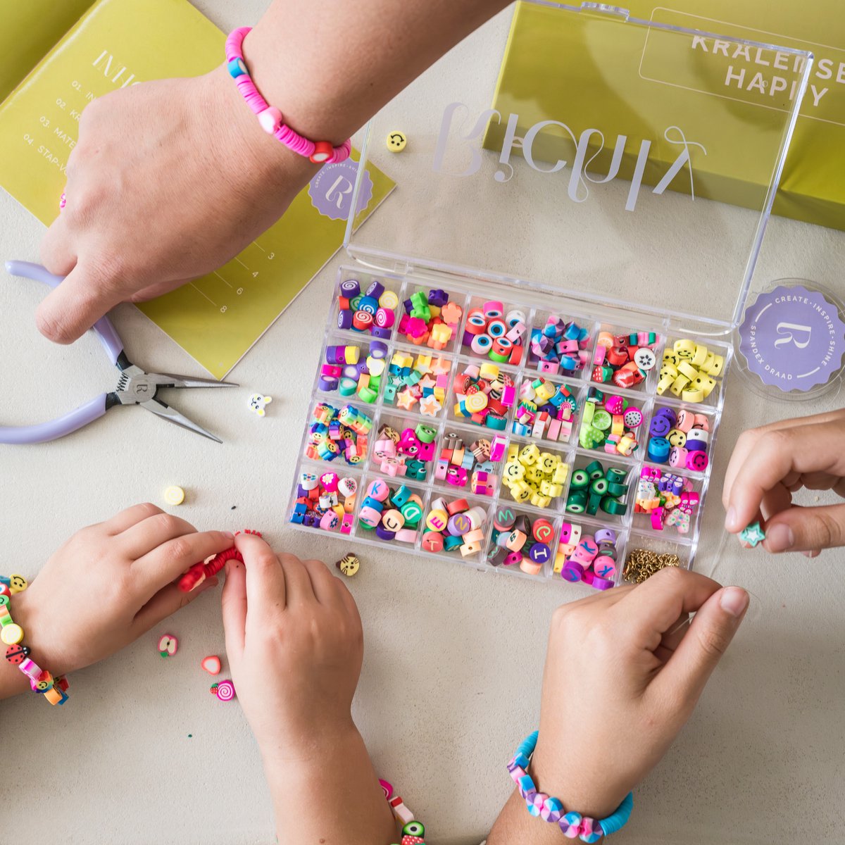 Richly® Kralen set Happy - Armbandjes maken meisjes - gratis E-BOOK - Complete set - Gouden RVS-accessoires - Sieraden Maken meisjes - Luxe verpakking - Knutselen Meisjes - Met 17 soorten polymeerkralen - Kralenketting - Bedels - Knutselen meisjes — afbeelding 3