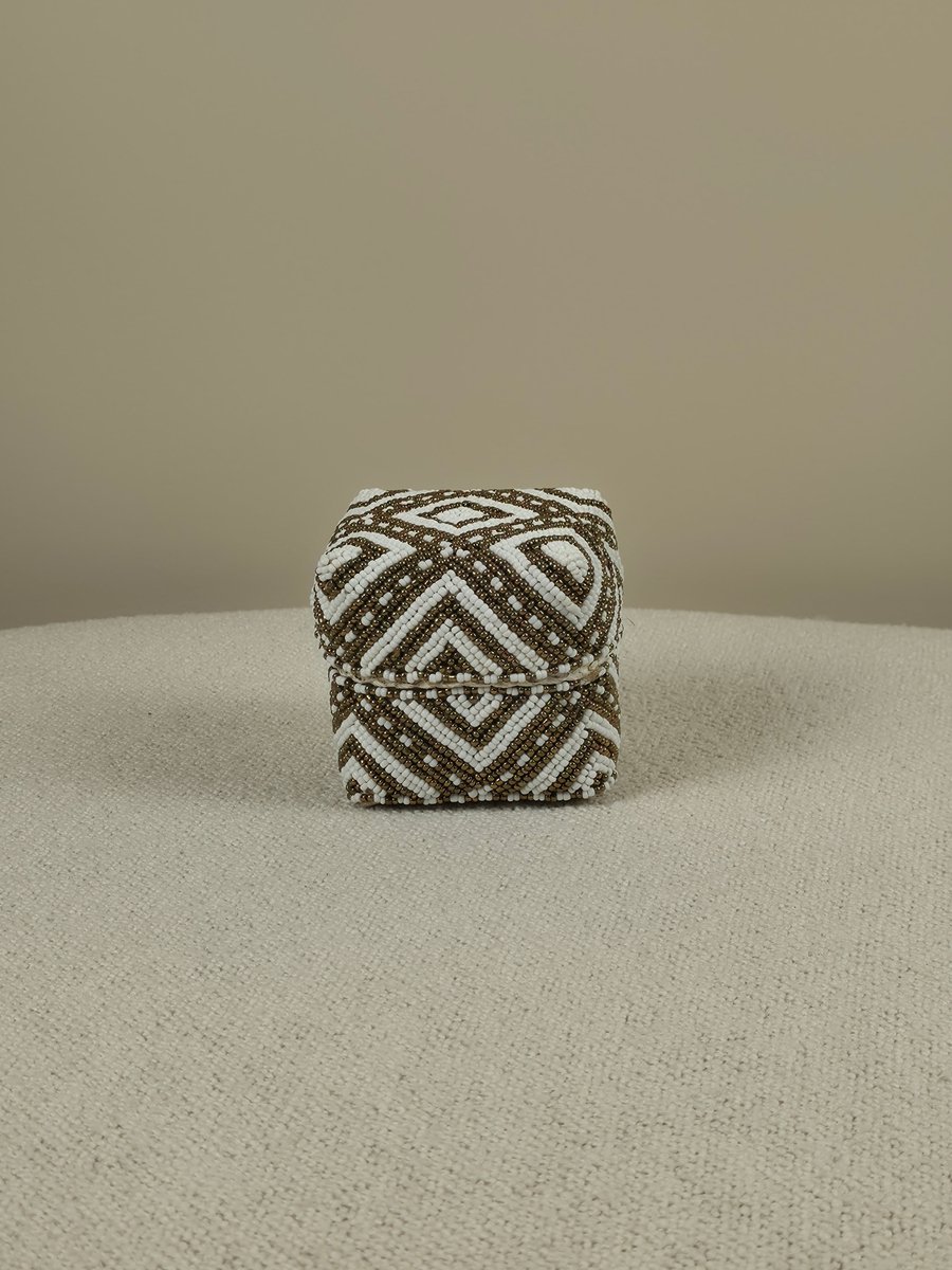 Blitzdeco - Balinees Offermandje - Elias - Handgemaakt Kralenmandje - Goud Wit - Boho Chic