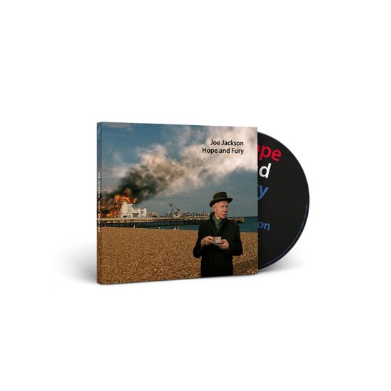 Hoes en cd van 'Joe Jackson Hope and Fury'. Joe Jackson staat op een strand met een brandende pier op de achtergrond.
