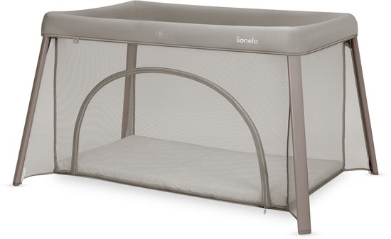 Grijze reiswieg met mesh wanden, rits aan de voorkant en een matras.