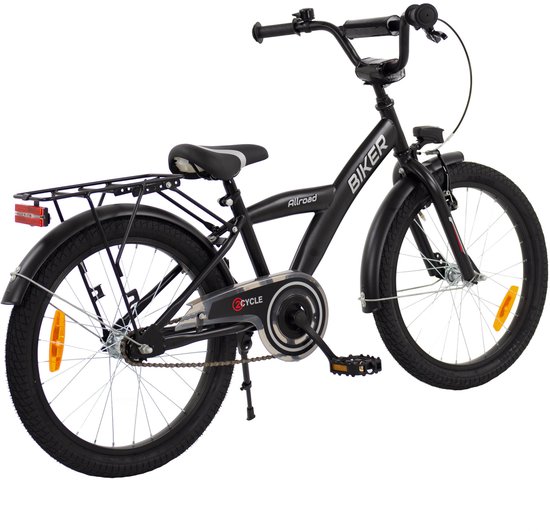 Zwarte kinderfiets met bagagedrager en "BIKER" en "Allroad" op het frame.