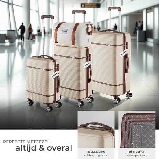 Drie crème koffers met bruine accenten, opgesteld in een luchthaven, met detail van grepen.