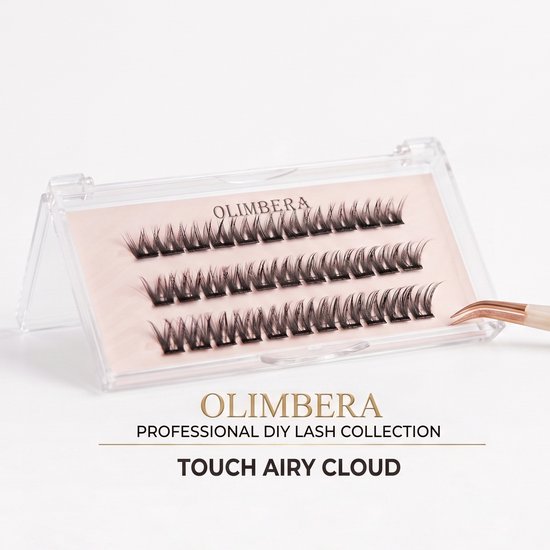 Een doosje met 36 'Touch Airy Cloud' wimperextensions van Olimbera. Een pincet pakt een cluster op.