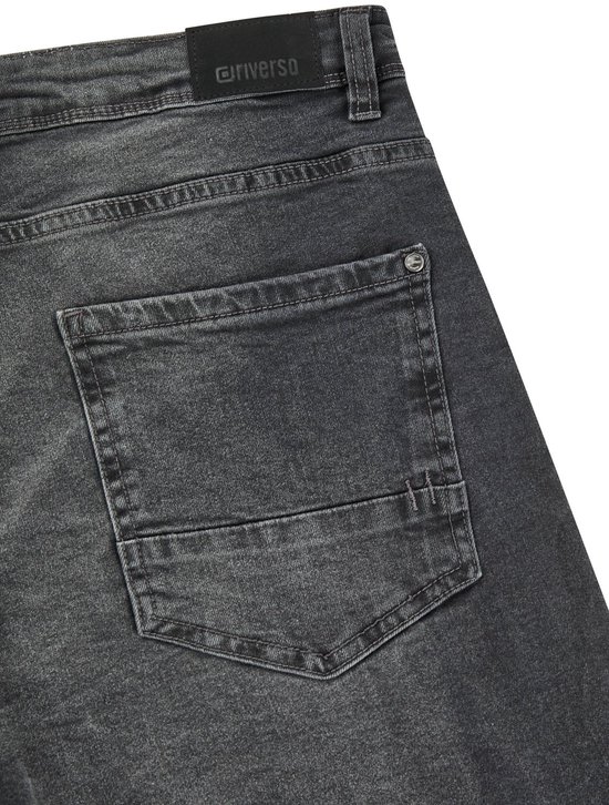 Grijze denim jeans met een zwart Riverso label.