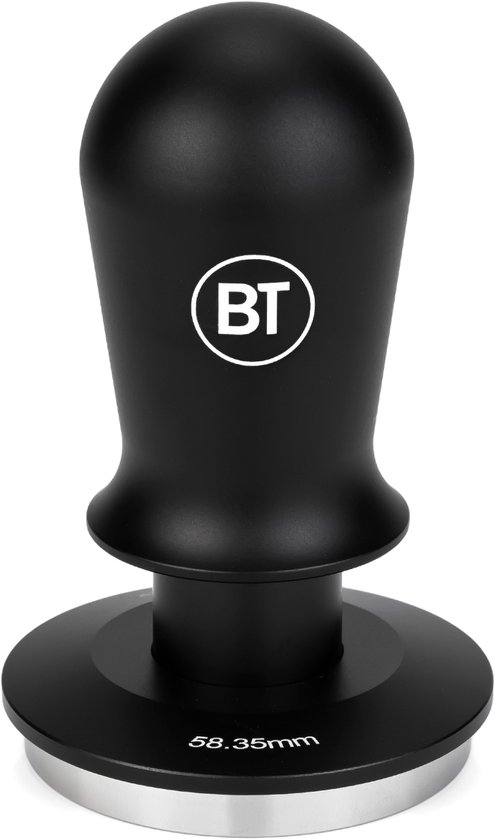 Zwarte koffietamper met logo, een brede platte basis en de tekst "58.35mm".