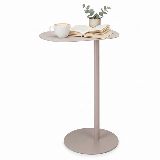 Lichtbruin metalen bijzettafeltje met open boek, mok koffie en plantje.