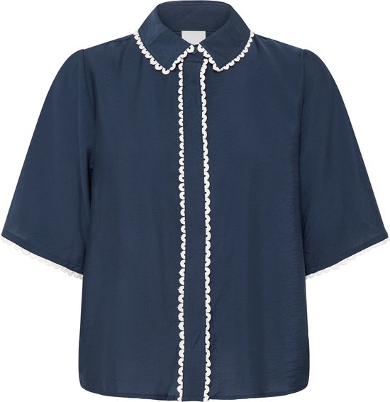 Blouse bleu foncé à manches courtes et évasées, avec des bordures en dentelle blanche le long du col, de la patte de boutonnage et des manches.
