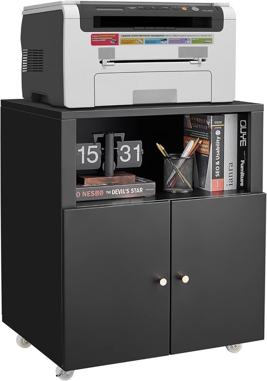 Zwart metalen archiefkast met printer, flipklok en boeken.