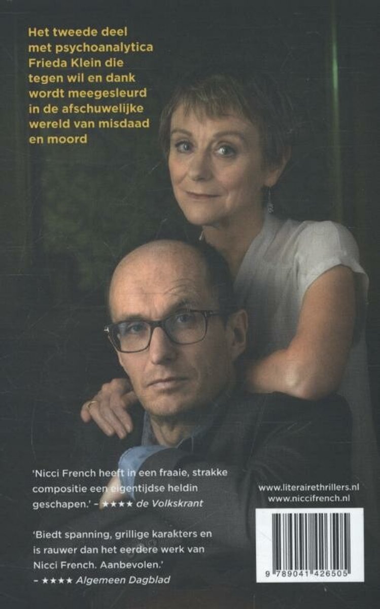 Boekomslag achterkant met een man met bril en een vrouw, met tekst. 'Het tweede deel met psychoanalytica Frieda Klein die tegen wil en dank wordt meegesleurd in de afschuwelijke wereld van misdaad en moord'.