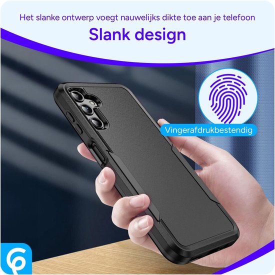Une main tient une coque de téléphone noire fine, avec un symbole d'anti-traces de doigts.