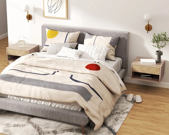 Slaapkamer met een tweepersoonsbed met een dekbed met beige, bruine en grijze strepen en rode cirkel. Twee zwevende nachtkastjes aan weerszijden.