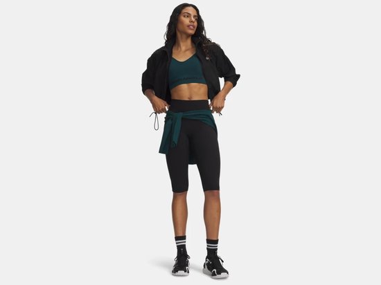 Legging de sport capri pour femme en noir, modèle debout.
