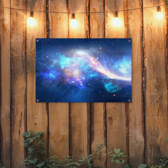 Tuinposter 90x60 cm - Tuindecoratie Heelal - Blauw - Sterren - Poster voor in de tuin - Buiten decoratie - Schutting tuinschilderij - Tuindoek muurdecoratie - Wanddecoratie balkondoek
