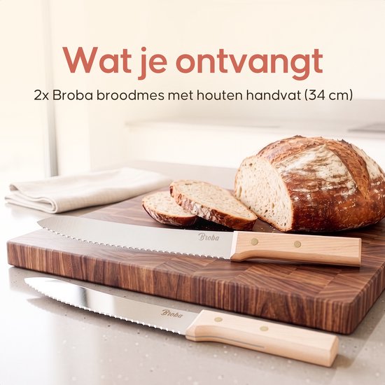 Twee Broba broodmessen (34 cm) met houten handvatten op een houten snijplank naast een half gesneden brood. "Wat je ontvangt"