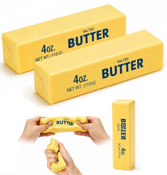 Twee gele boterpakken met 'SALTED BUTTER 4oz NET WT. (113 g)' in blauwe letters. Een daarvan wordt samengedrukt in handen.