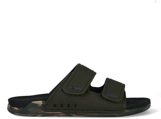 Zijaanzicht van een militaire groene Reef slipper met twee banden en camouflage zool.