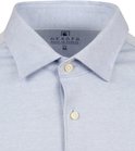 Gros plan sur le col et les boutons d'une chemise Desoto bleu clair.