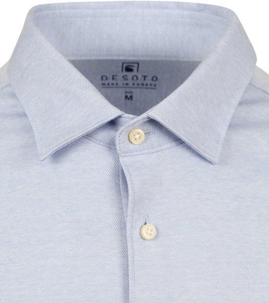 Gros plan sur le col et les boutons d'une chemise Desoto bleu clair.