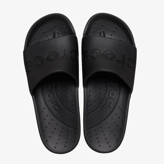 Bovenkant van twee zwarte Crocs slide slippers met reliëf logo.