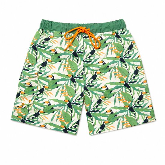 Zwemshort met groene tailleband, oranje touwtjes en tropische print van toekans en bladeren.