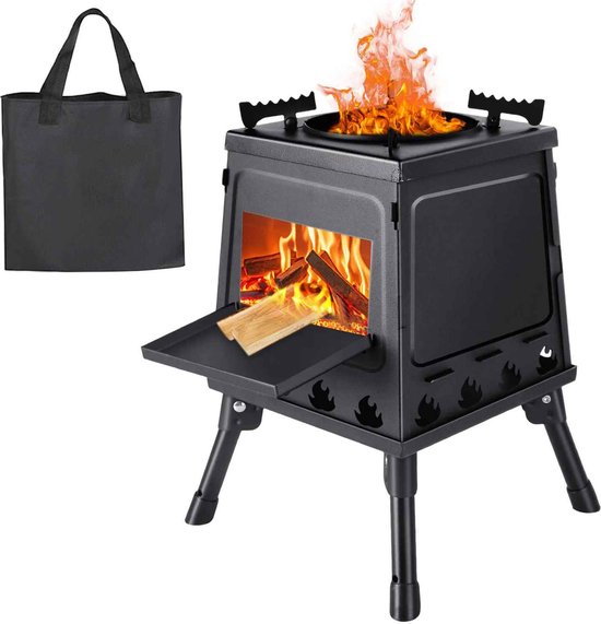 Zwarte draagbare houtkachel met brandend vuur en een zwarte opbergtas ernaast.