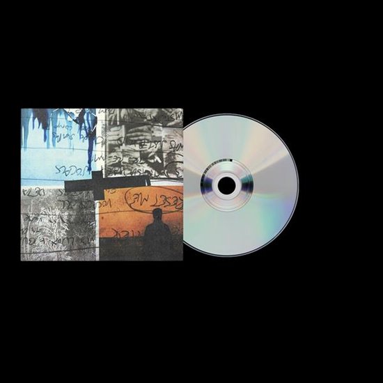 CD met hoes, collage van blauw, grijs en oranje met teksten en een schaduwfiguur. "RESET ME" is zichtbaar.