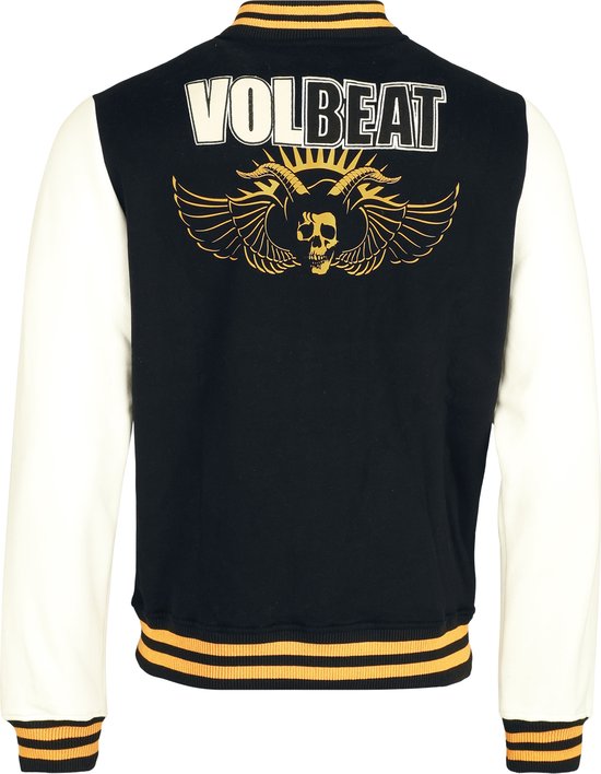 Achterkant van een zwart baseballjack met witte mouwen, gele opdruk 'VOLBEAT' en gevleugelde schedel.