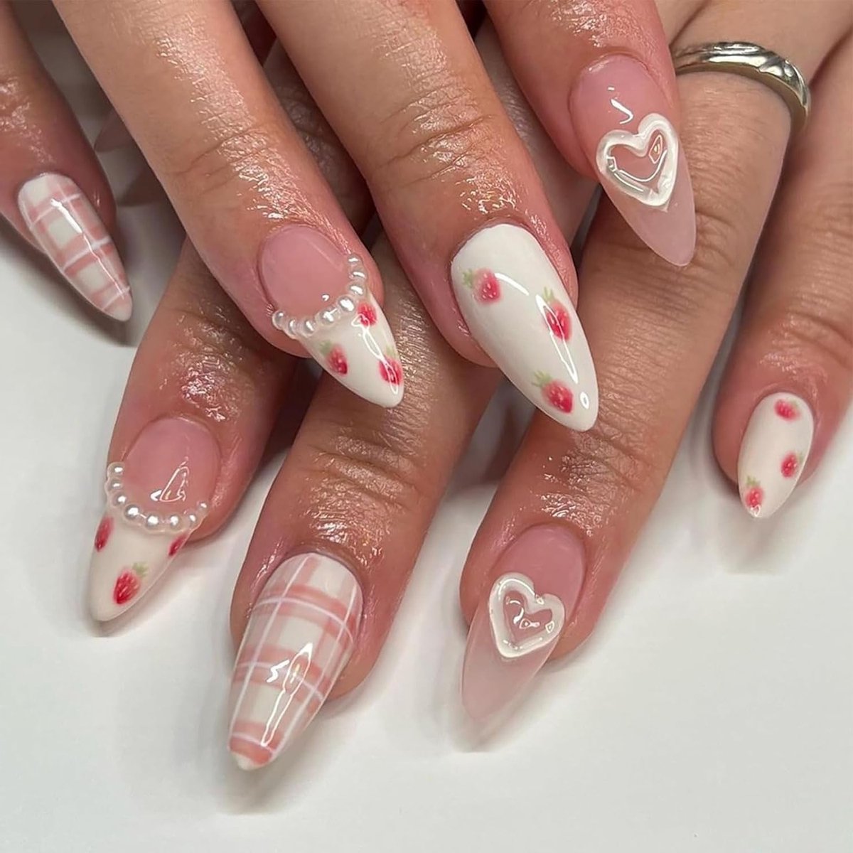 24 Franse Aardbeien Daifuku Nagelkunst Tablets voor Vrouwen, Schattige Milky White Glanzende Nagels met Volledige Dekking en Puntige Pers