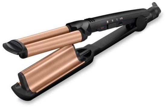 Zijaanzicht van de zwarte BaByliss krultang met koperen coating op een witte achtergrond.