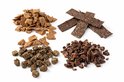 Vier verschillende soorten hondensnacks uitgestald op een witte achtergrond.