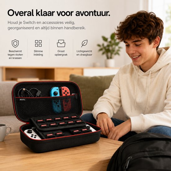 Een jongeman met een glimlach zit naast een geopende zwarte hoes met Switch-accessoires.