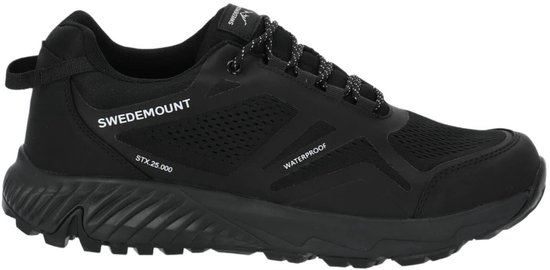 Zwarte lage sneaker met veters. "SWEDEMOUNT", "STX 25.000" en "WATERPROOF" tekst.