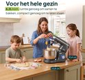 Grijze keukenmachine in keuken met moeder en kinderen die deeg maken. Afmetingen 23,8 cm en 31,4 cm.