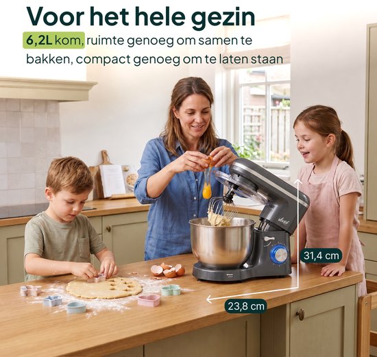 Grijze keukenmachine in keuken met moeder en kinderen die deeg maken. Afmetingen 23,8 cm en 31,4 cm.