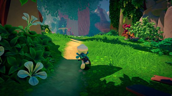 Een Smurf loopt over een grasrijk pad in een bosrijke omgeving met grote bomen en varens.