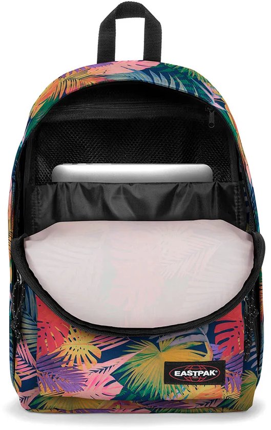 Open rugzak met tropisch bladmotief in groen, roze, geel, paars en oranje, met laptopvak en Eastpak logo.