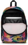 Open rugzak met tropisch bladmotief in groen, roze, geel, paars en oranje, met laptopvak en Eastpak logo.