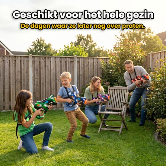 Een gezin van vier speelt buiten met laserpistolen. Kinderen en ouders spelen samen in de tuin.